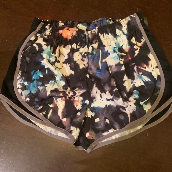 🌺🌺CLOSET CLOSING EVERYTHING MUST GO 🌺NWT NIKE TEMPO SHORTS 🌺🌺LAST PAIR - Picture 1 of 4